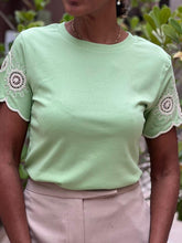 T-Shirt Malha/Algodão com Bordados