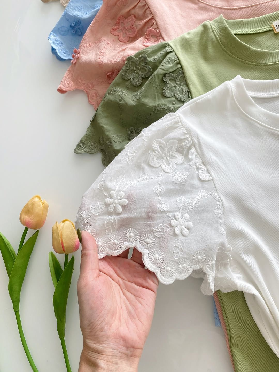 Blusa de Algodão/Malha com Bordado em Alto-Relevo