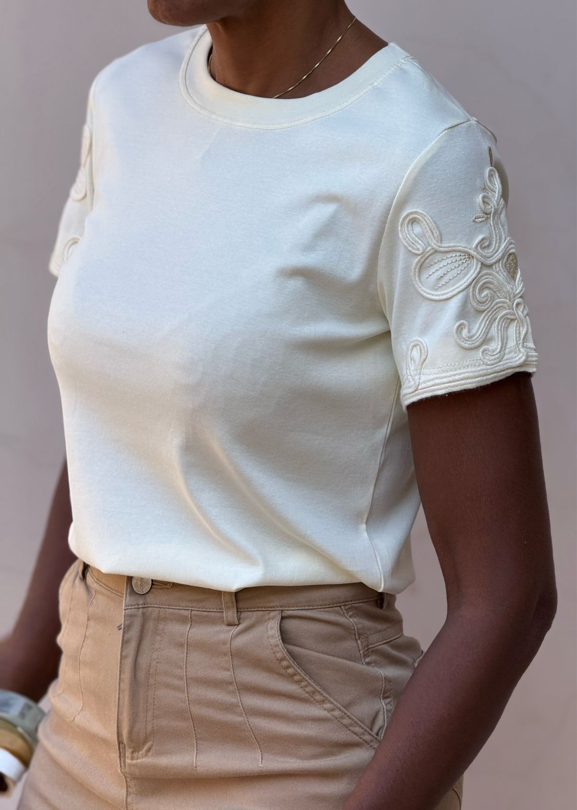 Blusinha Algodão/Malha Bordada nas Mangas