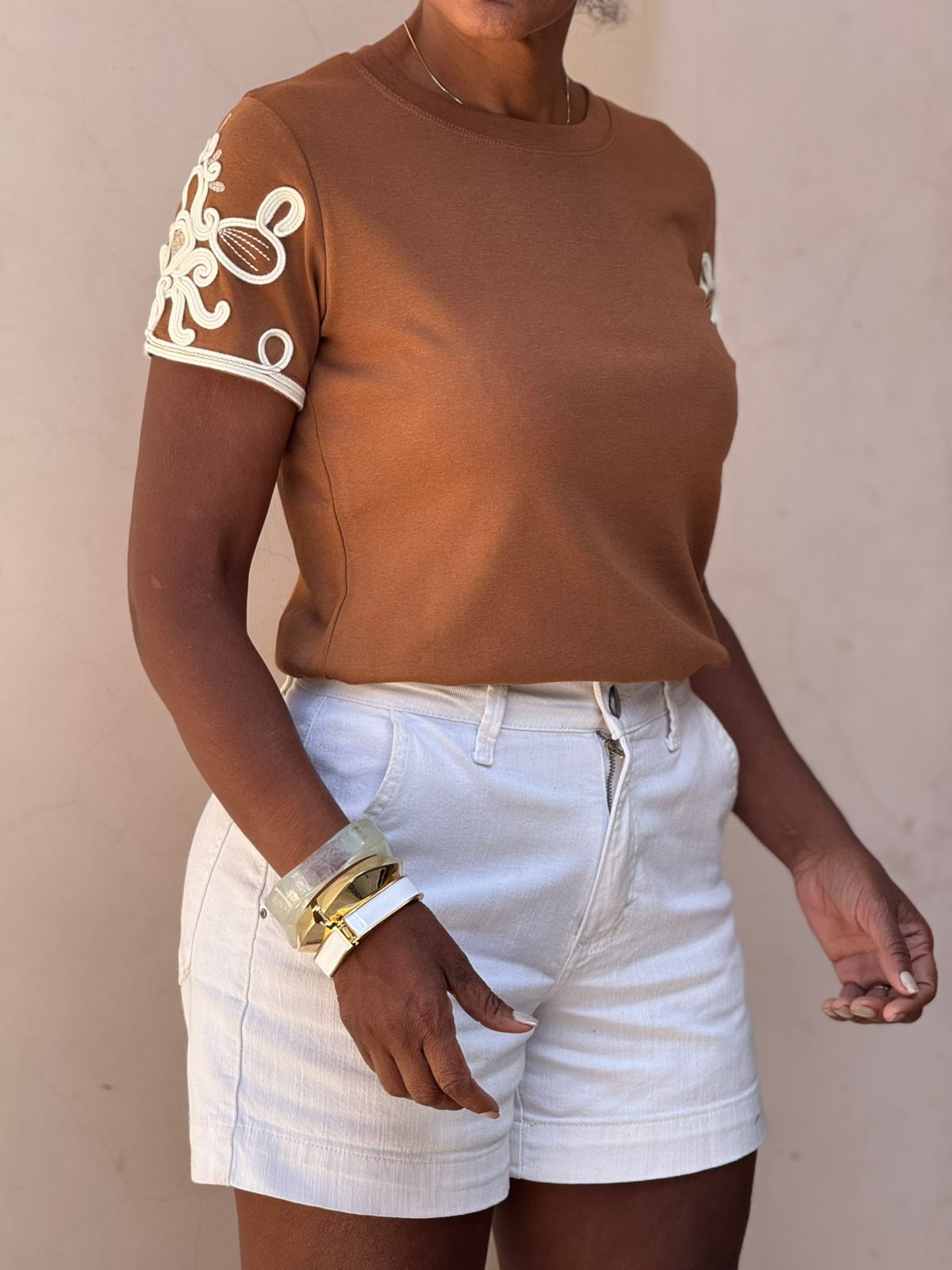 Blusinha Algodão/Malha Bordada nas Mangas