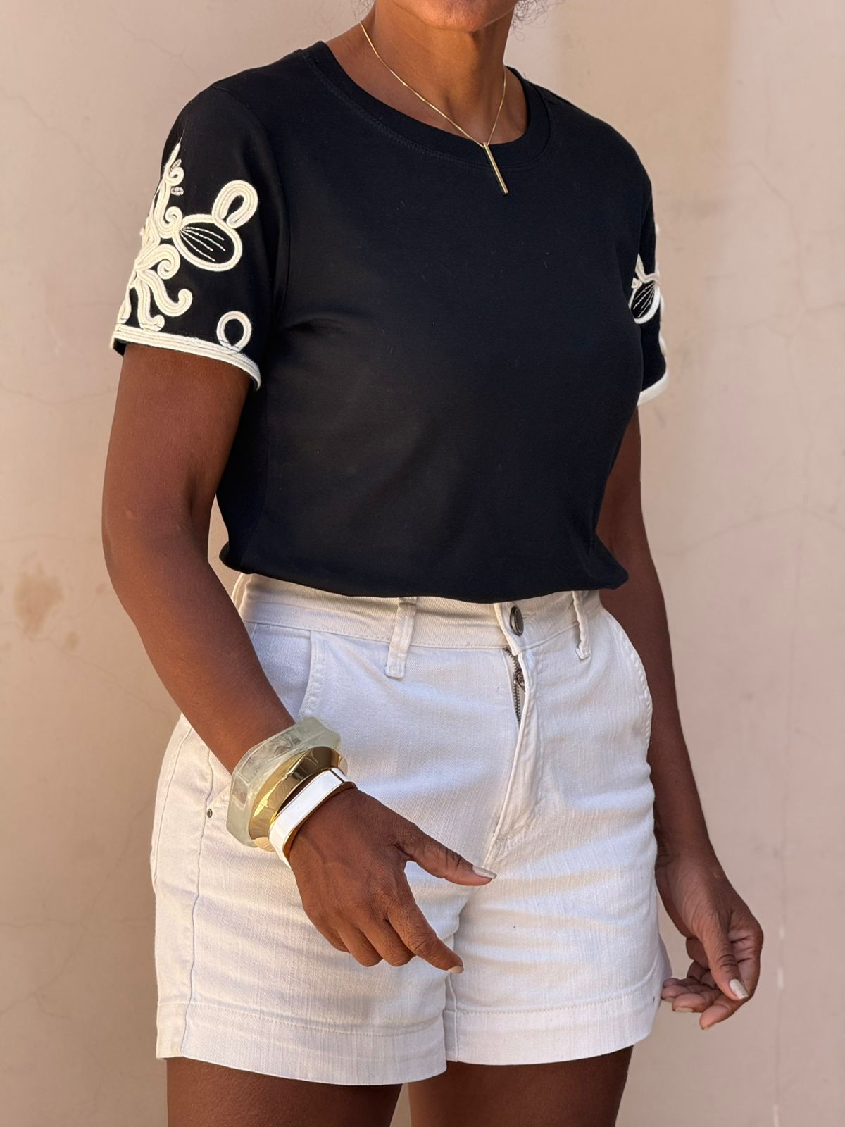 Blusinha Algodão/Malha Bordada nas Mangas