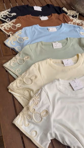 Blusinha Algodão/Malha Bordada nas Mangas