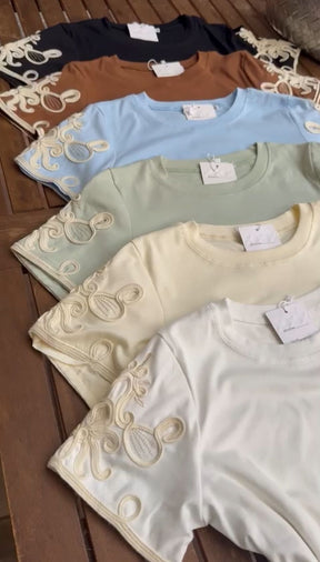 Blusinha Algodão/Malha Bordada nas Mangas